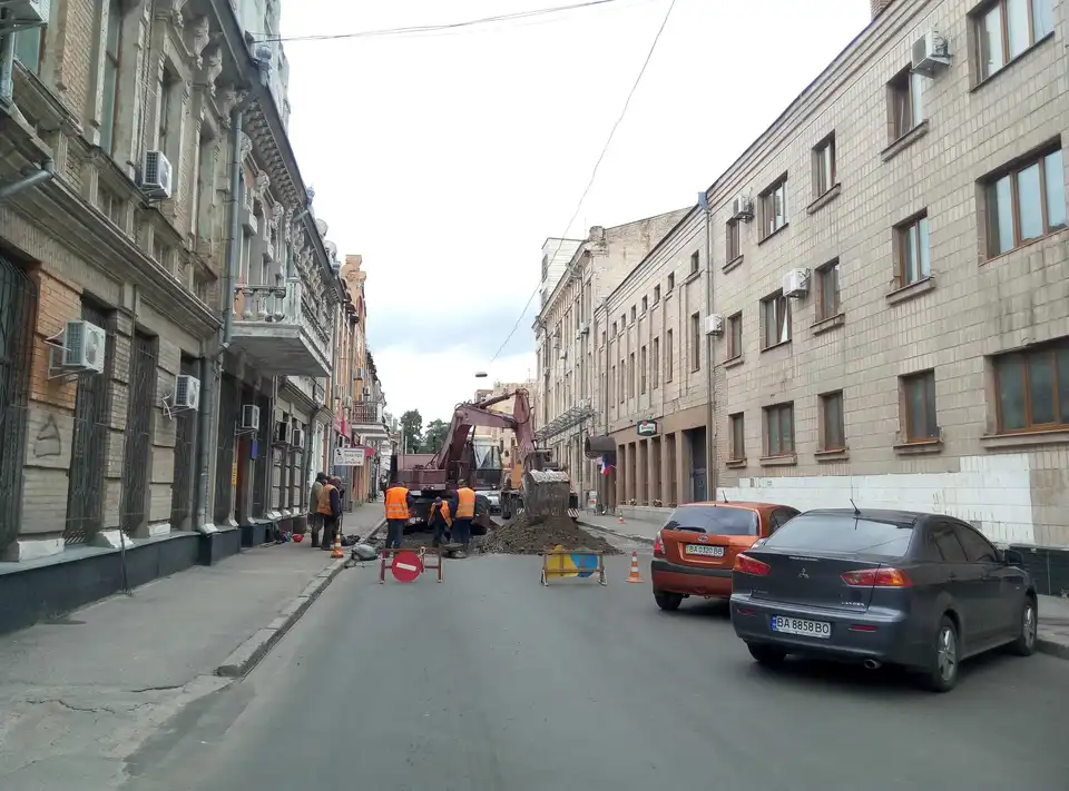 У нас немає зайвих мільйонів знову стелити дороги, - очільник Кропивницького про ліквідацію поривів фото 1