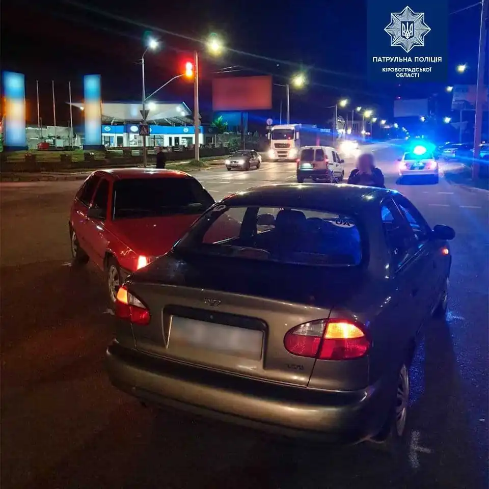 У Кропивницькому на перехресті зіткнулися Opel та Daewoo (ФОТО)