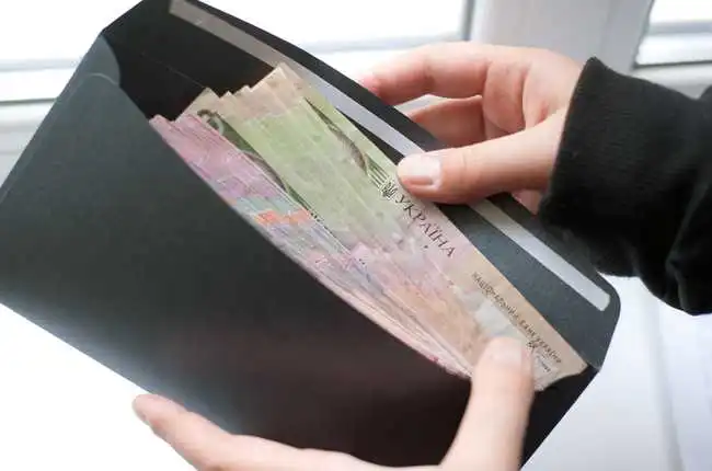 Кабмін оприлюднив розмір зарплатні Президента, прем’єра та звичайних міністрів фото 1