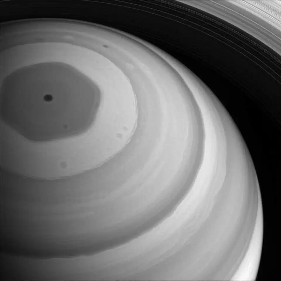 Станція «Cassini» зафіксувала на Сатурні велетенський гексагон, який у кілька разів перевищує розміри Землі (ФОТО)