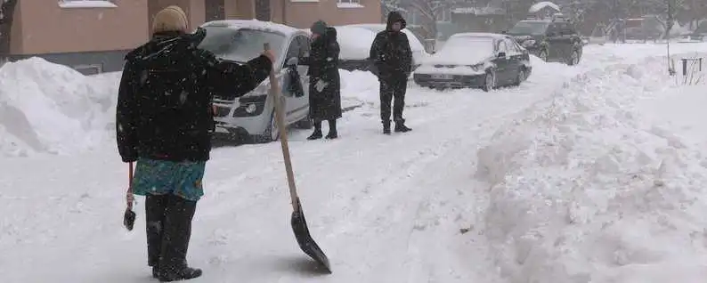 У Кpопивницькому міський голова закликав водіїв пpибpати пpипаpковані авто з узбіч фото 1