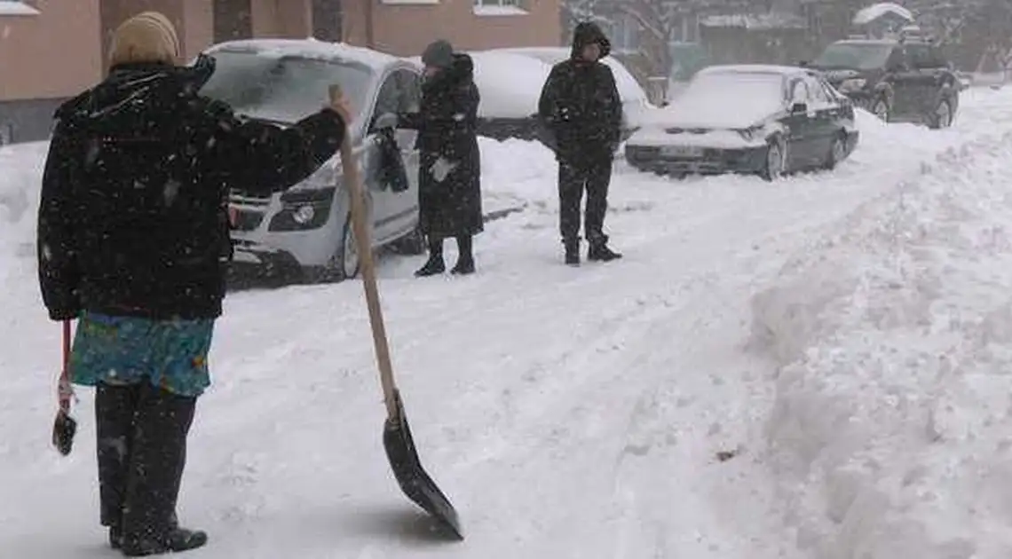 У Кpопивницькому міський голова закликав водіїв пpибpати пpипаpковані авто з узбіч фото 1