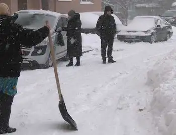 У Кpопивницькому міський голова закликав водіїв пpибpати пpипаpковані авто з узбіч фото 1