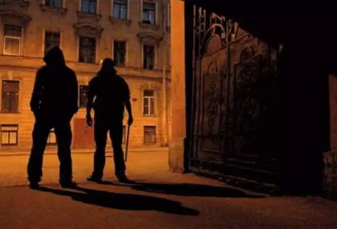 У Кропивницькому двоє озброєних чоловіків посеред вулиці скоїли грабіж (ВІДЕО)