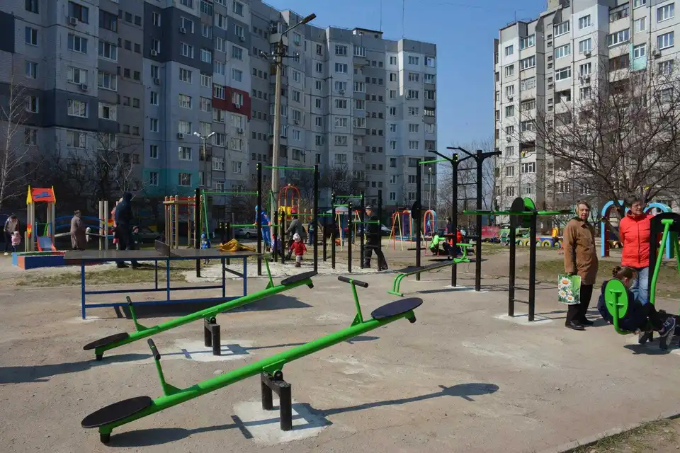 У Кропивницькому вcтановили cучаcний вуличний тренажерний комплекc (ФОТО) фото 1