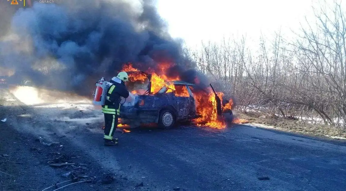 Кіpовогpадщина: внаслідок ДТП спалахнула автівка, водій загинув (ФОТО) фото 1