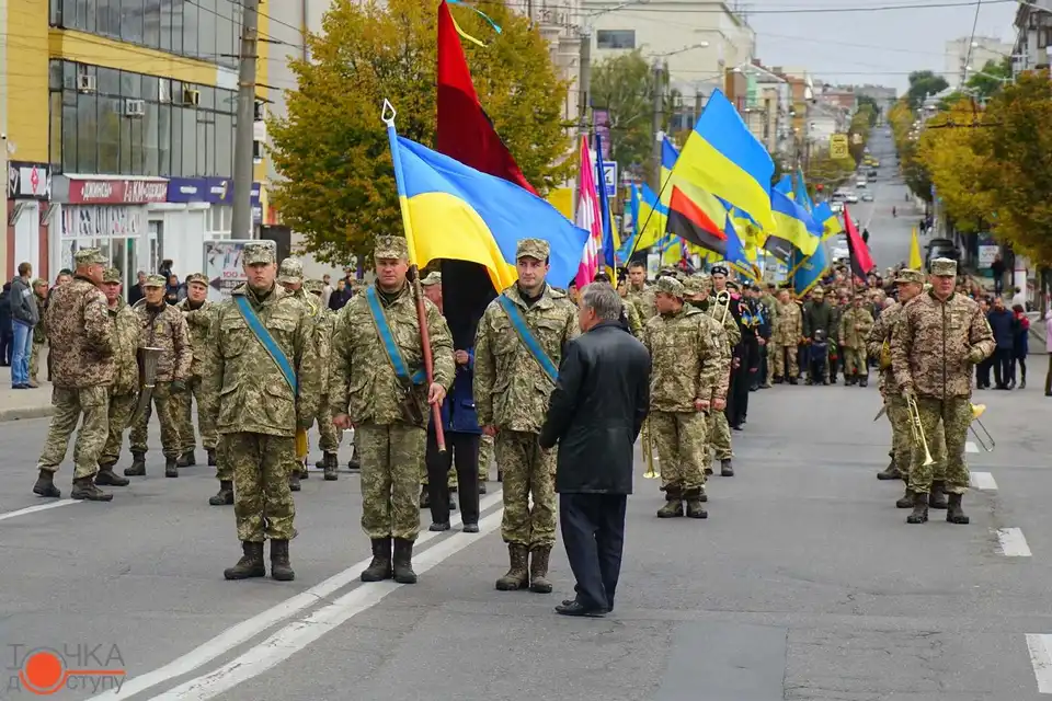 У Кропивницькому відбулася урочиста хода до Дня захисника України (ФОТОРЕПОРТАЖ) фото 1
