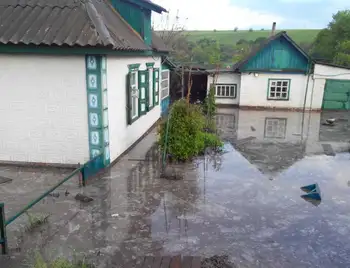 На Кіровоградщині затопило село, рятувальники відкачують воду з будинків та погребів (ФОТО) фото 1