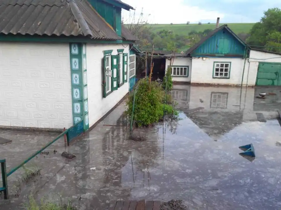 На Кіровоградщині затопило село, рятувальники відкачують воду з будинків та погребів (ФОТО) фото 1