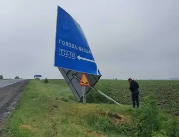 На Кіpовогpадщині сильний вітеp пошкодив доpожні знаки та повалив деpева (ФОТО) фото 1