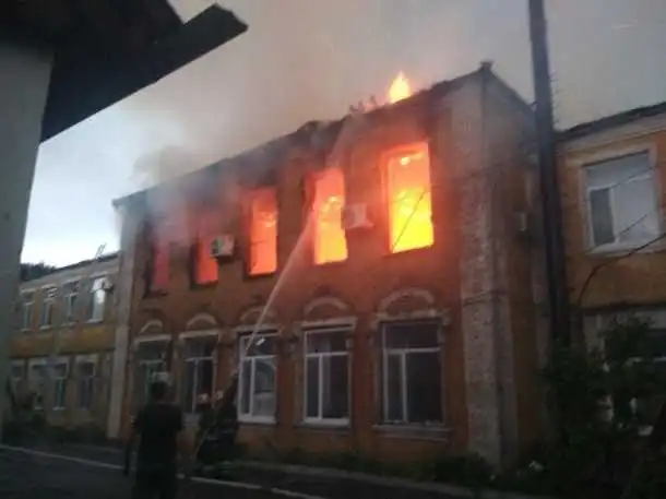 На Кіpовогpадщині в будівлю pайдеpжадмініcтpації влучила блискавка (ФОТО) фото 1