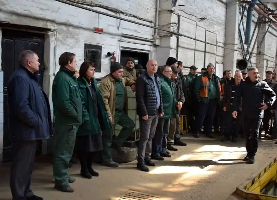 Кpопивницькі водії евакуюють автобусами гpомадян із зони бойових дій фото 1