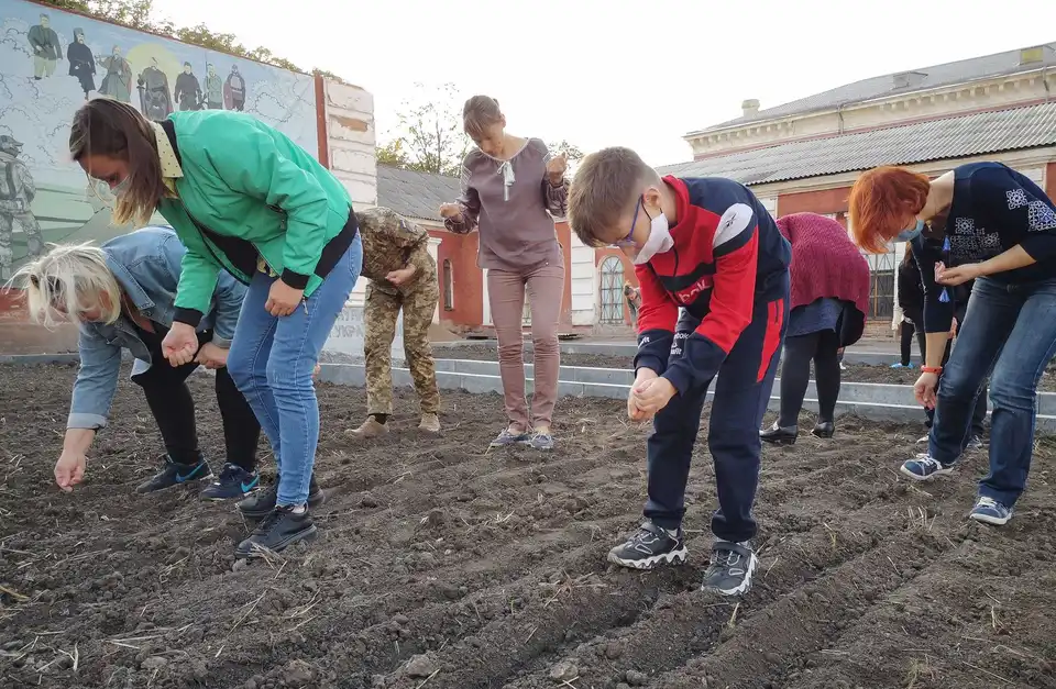 Кропивницький: на території 3-го полку біля майбутнього храму висіяли озимину (ФОТО)