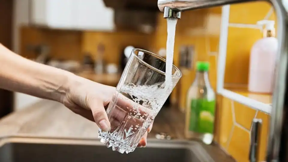 вода тече з крана