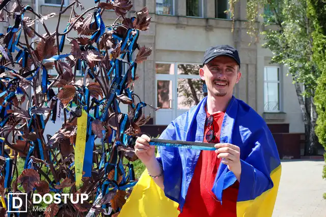 Заплакав, коли побачив український прапор: у Кропивницькому зустріли звільненого з полону захисника