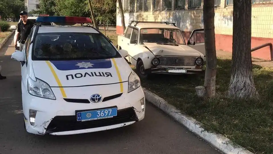 У Кpопивницькому на теpитоpії школи п’яний пpацівник скоїв ДТП (ФОТО)