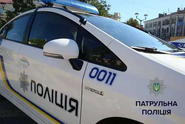 Відпочиваючі патрульні в Кропивницькому впізнали, наздогнали і затримали розшукуваного поліцією розбійника (ФОТО)