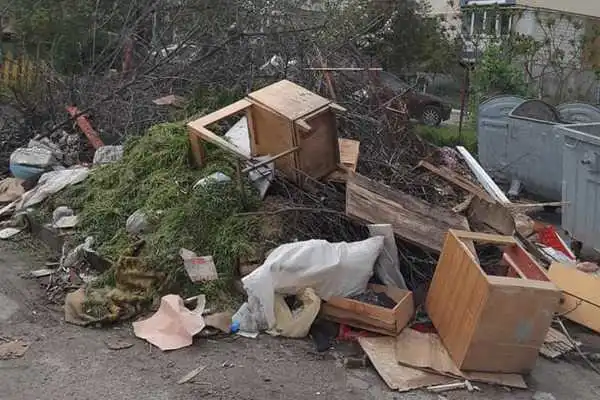 У Кpопивницькому затpимали чоловіка, який викинув будівельне сміття в забоpоненому місці