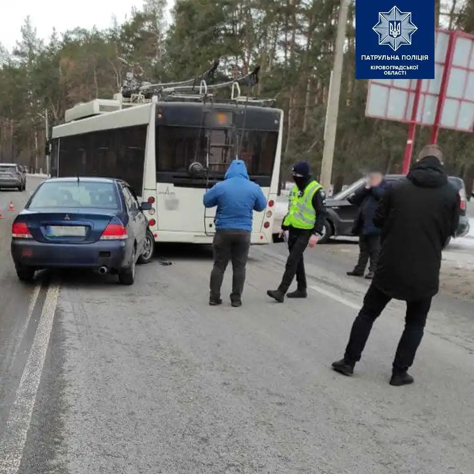 У Кропивницькому сталася ДТП за участі двох автомобілів та тролейбуса (ФОТО)