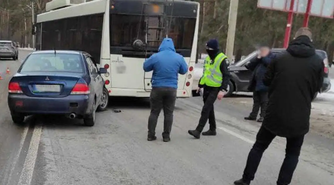 У Кропивницькому сталася ДТП за участі двох автомобілів та тролейбуса (ФОТО) фото 1