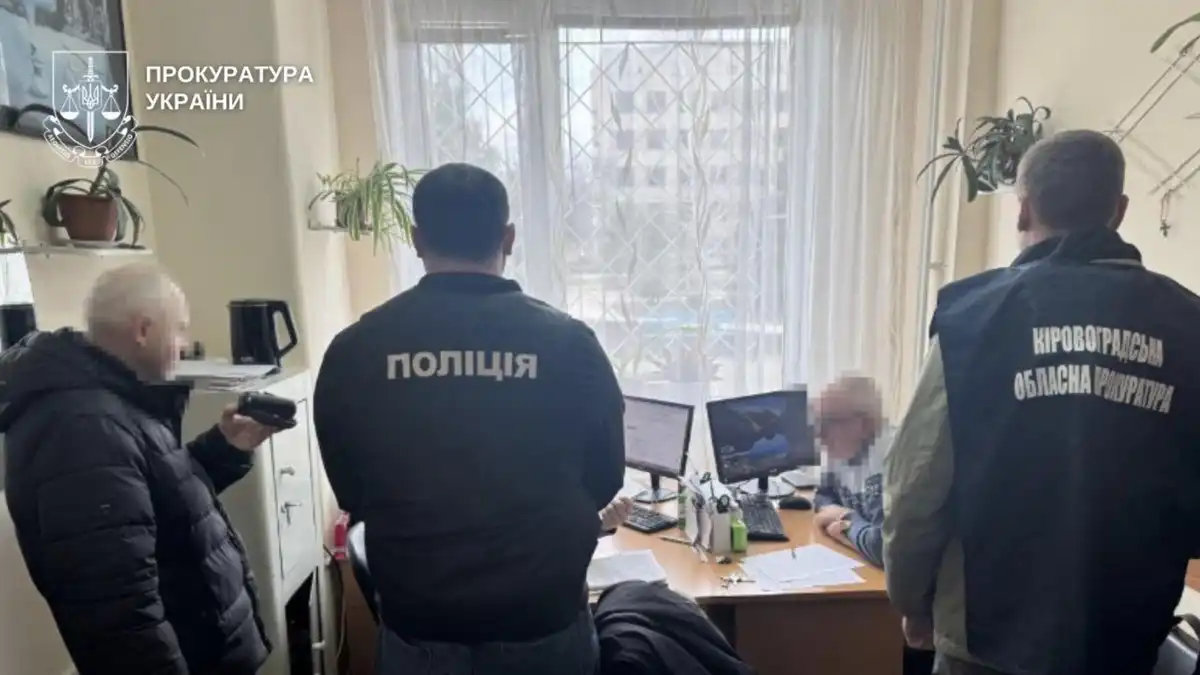 Дві тисячі доларів за “потрібне” рішення ВЛК: на Кіровоградщині посадовця підозрюють у хабарництві
