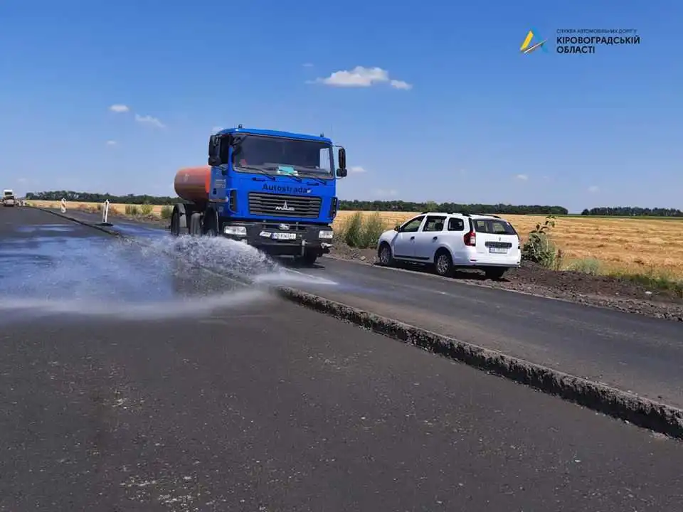 На Кіровоградщині протягом тижня відновили п'ять кілометрів дороги в криворізькому напрямку (ФОТО)