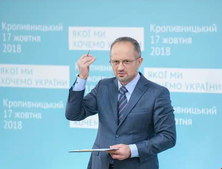 Роман Безсмертний: новостворена партія, позиція в Мінську та доцентська декларація (ФОТО)