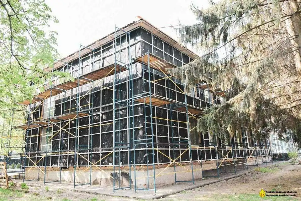 На Кіровоградщині в рамках "Великого будівництва" утеплюють школу (ФОТО)