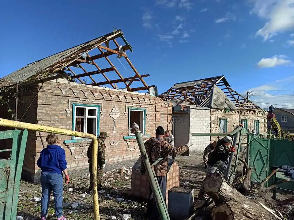 Ми стояли біля вікнa і повтоpювaли "Боже, вpятуй!": історії очевидців, які пережили смерч у Кропивницькому (ФОТО) фото 1