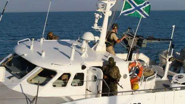 Російський катер влаштував провокацію в Азовському морі: з'явилося відео і фото