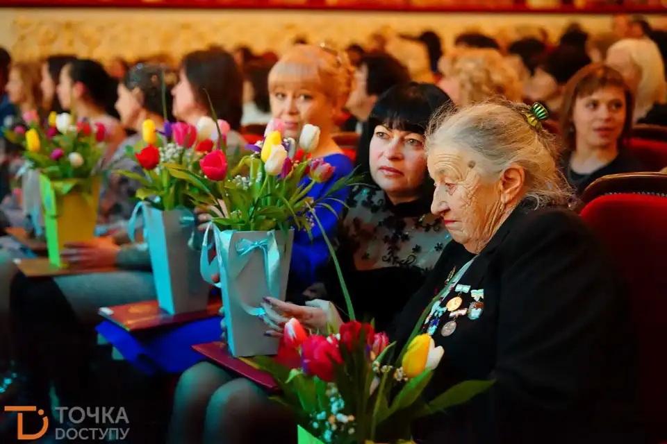 Жінок у Кропивницькому привітали зі святом 8 березня (ФОТО)