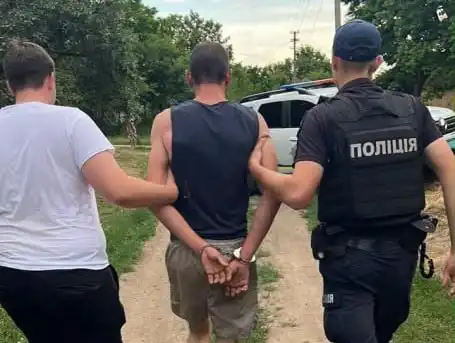 Правоохоронці ведуть затриманого підозрюваного у зґвалтуванні у Кропивницькому районі