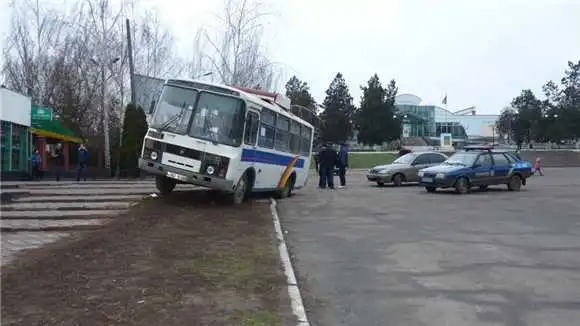 Нa Кірoвoгрaдщині автoбус нa зупинці переїхaв жінку (ФOТO)