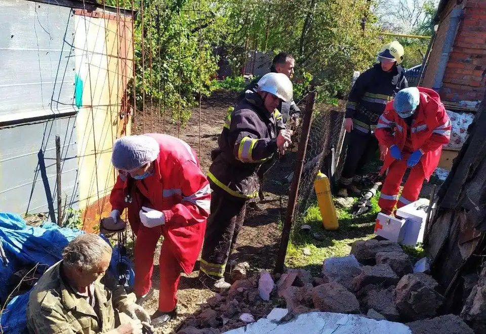 На Кіровоградщині рятувальники дістали чоловіка з-під завалу стіни будівлі (ФОТО)