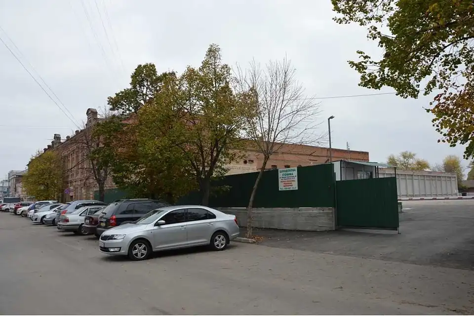 У центрі Кропивницького облаштували парковку для автівок (ФОТО)