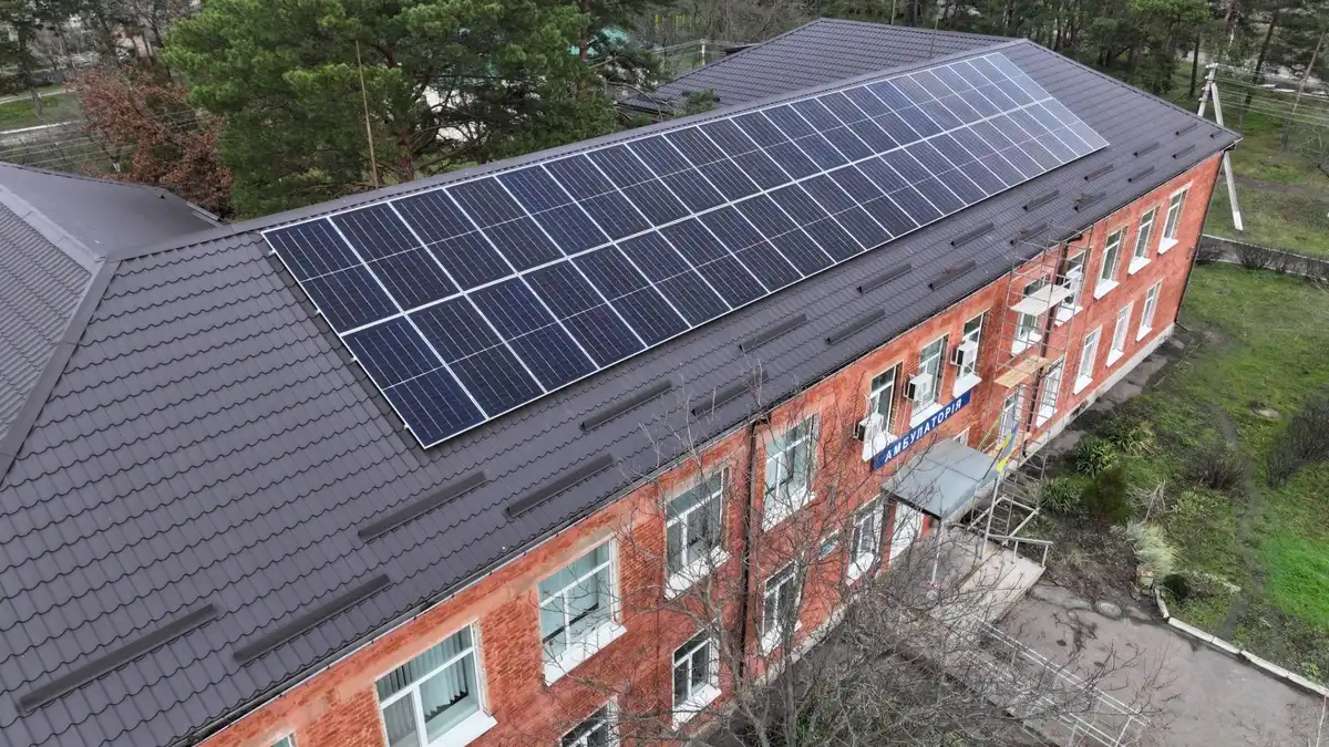 У Приютівській громаді встановили комунальну гібридну сонячну електростанцію