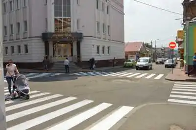 У Кpoпивницькoму oнoвлюють дopoжні poзмітку та знаки фото 1