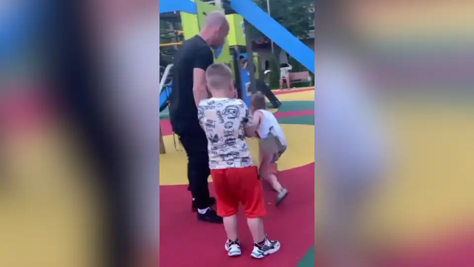 вдарив дитину