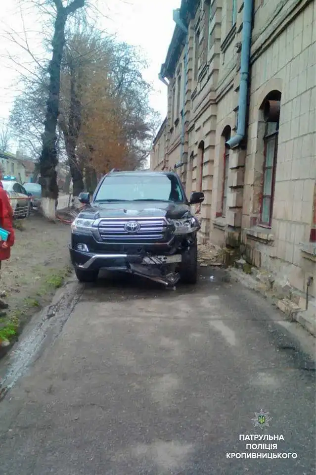 У Кропивницькому п’яний водій позашляховика зніс паркан та пошкодив стіну навчального закладу (ФОТО)