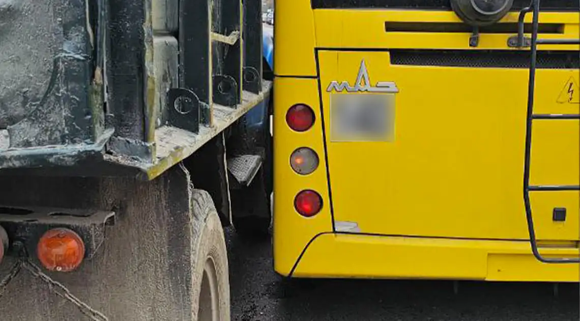 ДТП вантажівка та тролейбус