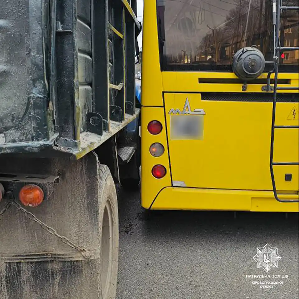 ДТП вантажівка та тролейбус