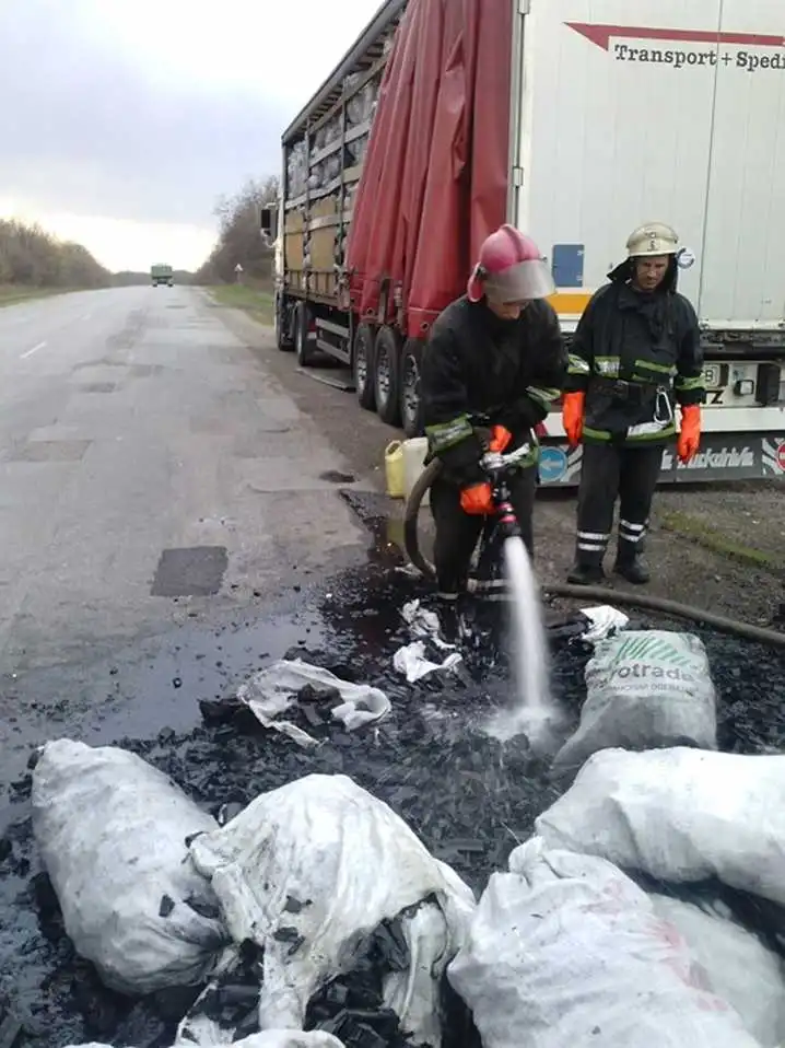 У Кіровоградському районі водій підпалив власну машину з вугіллям (ФОТО) фото 1