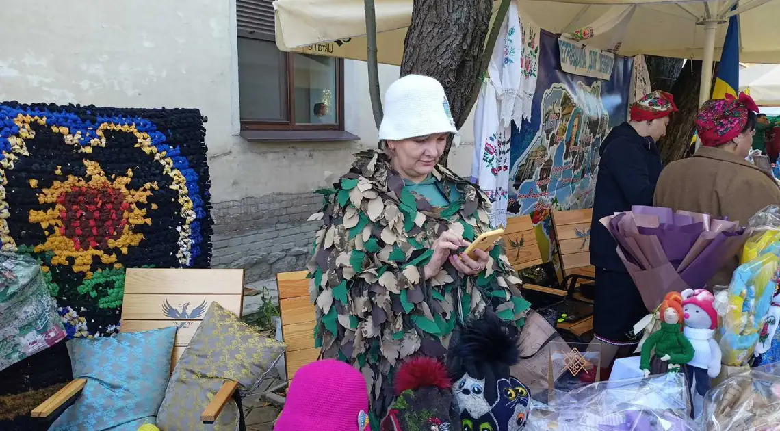 Від кікімор до сухих борщів: у Кропивницькому відбувся волонтерський ярмарок крафтових виробів (ФОТО) фото 1