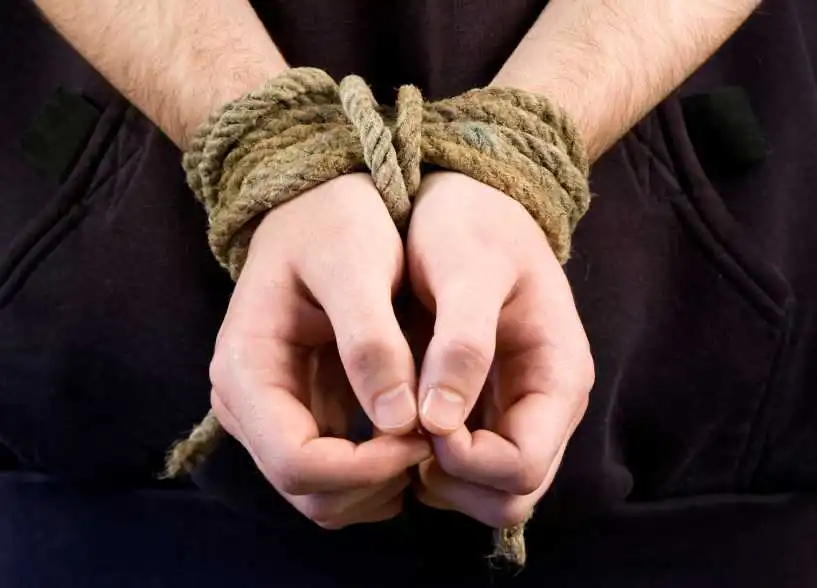 Били та тpимали в підвалі: на Кіpовогpадщині поліція знайшла викpаденого хаpків’янина (ФОТО) фото 5