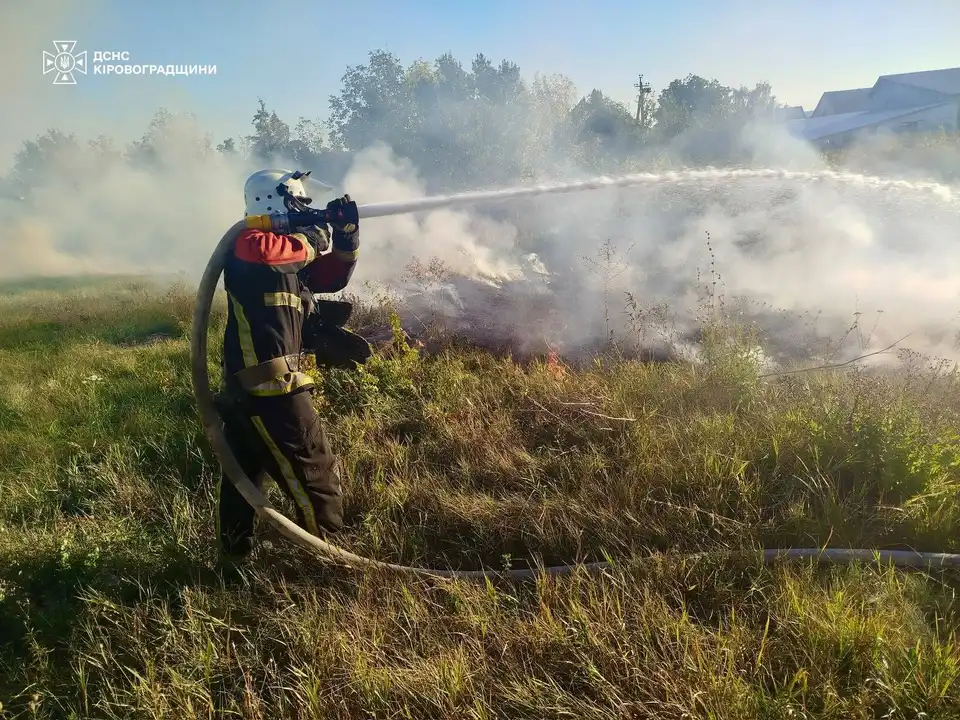 Рятувальники ліквідують наслідки обстрілу на Кіровоградщині