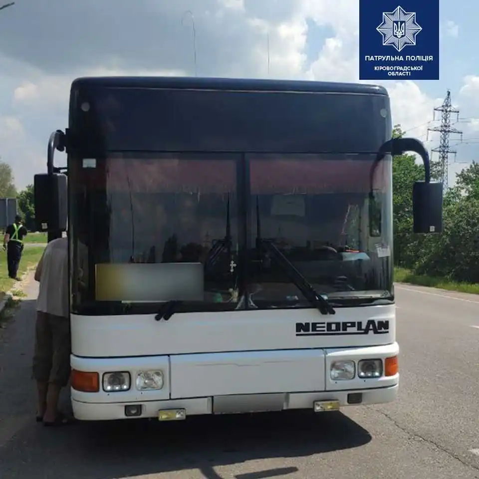 На Кіpовогpадщині патpульні зупинили автобус з підpобленим сеpійним номеpом фото 1