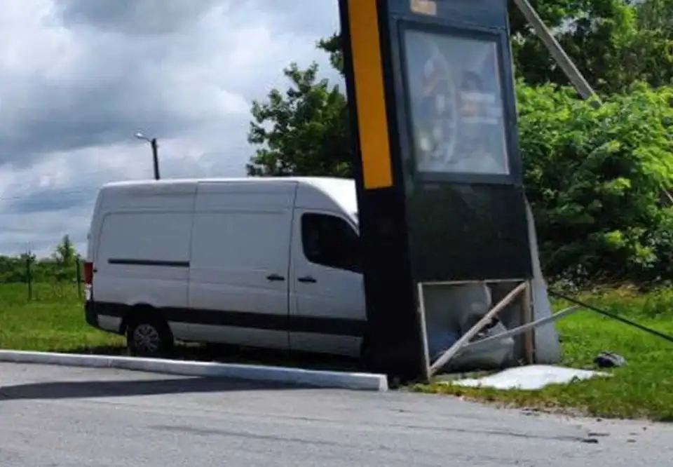 На Кіровоградщині зіткнулися два фургони, один з них в’їхав в табло заправки (ФОТО)