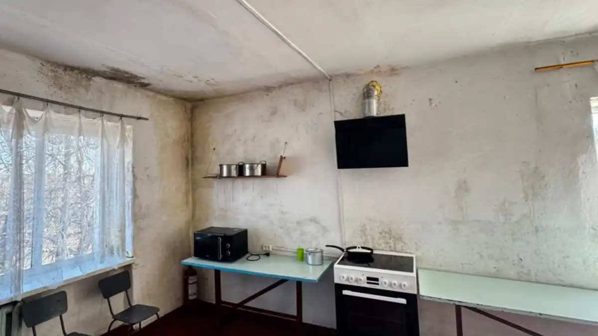 У Помічній у житлі для переселенців знайшли плісняву та грибок: що каже голова громади