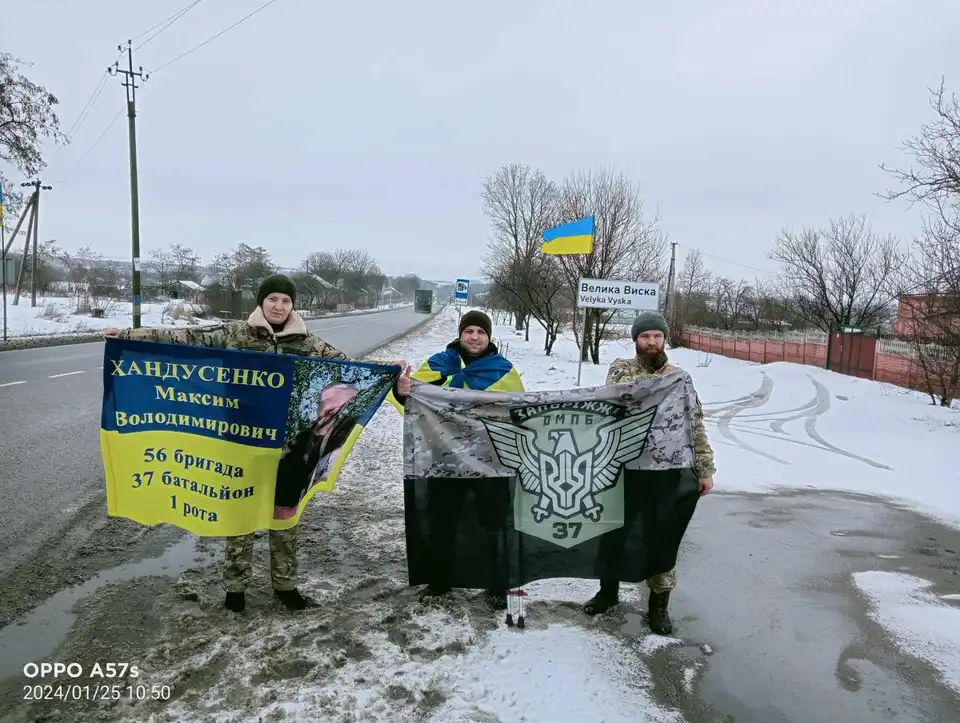 Військовий проводить марафон