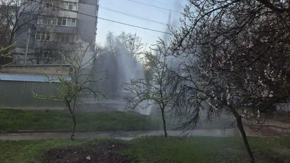 Вода б’є фонтаном з труби на Незалежності: у Кропивницькому “Теплоенергетик” пояснив причину